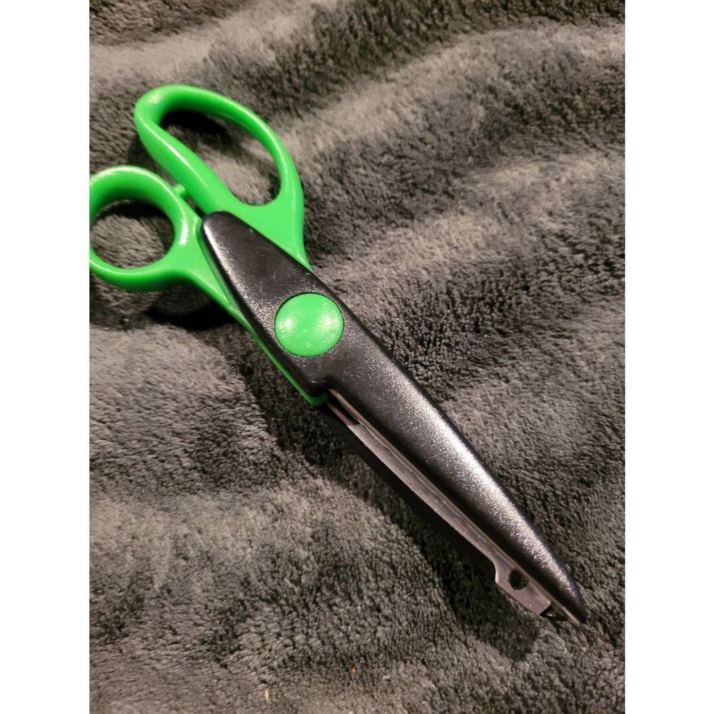 Fiskars Paper Edge Scissors- Dragonback Paper Edgers - Picture 3 of 4